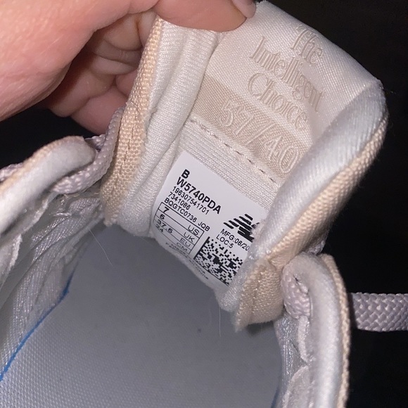 Selling brand new never been worn New Balance 57/40 Tennis shoes! - Picture 8 of 9